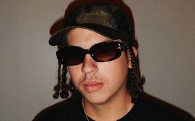 Todo parece indicar que se trata de su hermano Bysael Martínez Ocasio, al que le está dando un beso en el cuello. 