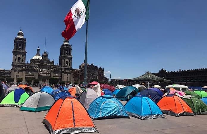 CNTE Critica a Xóchitl Gálvez por Exigir Izamiento de la Bandera