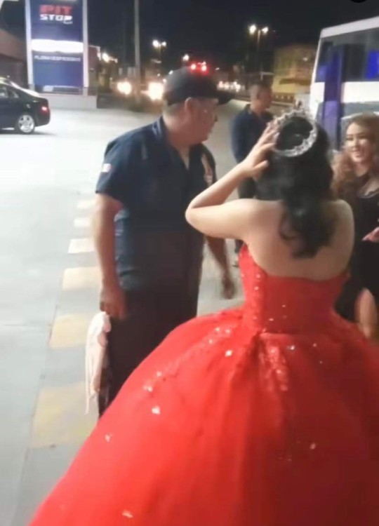 Con un gesto lleno de amor y afecto, la joven decidió dirigirse hacia el lugar de trabajo de su papá en el día de su fiesta de quinceaños