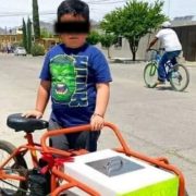 Mateo un niño de 5 años vende paletitas de hielo y choco bananas