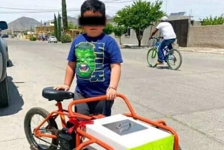 Mateo un niño de 5 años vende paletitas de hielo y choco bananas