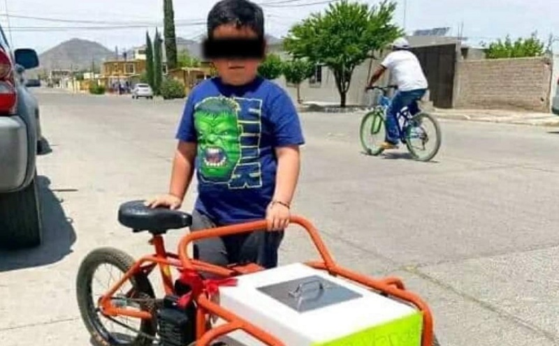Mateo un niño de 5 años vende paletitas de hielo y choco bananas