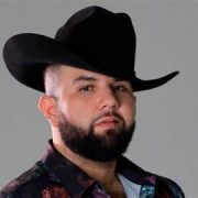 Carín León abrió para Rolling