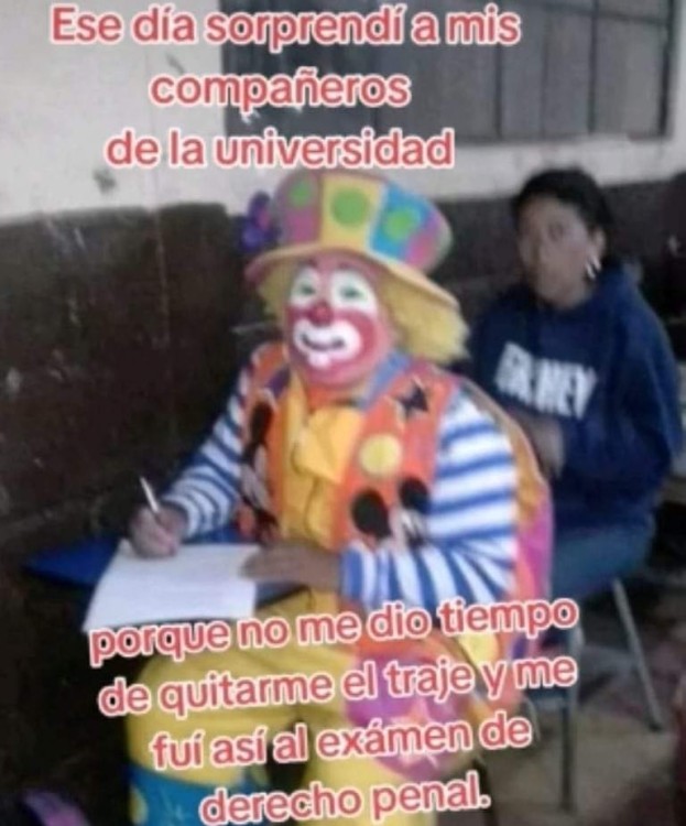 El Payasito Poquito llegó a su salón de trabajar y no pudo quitarse su vestuario