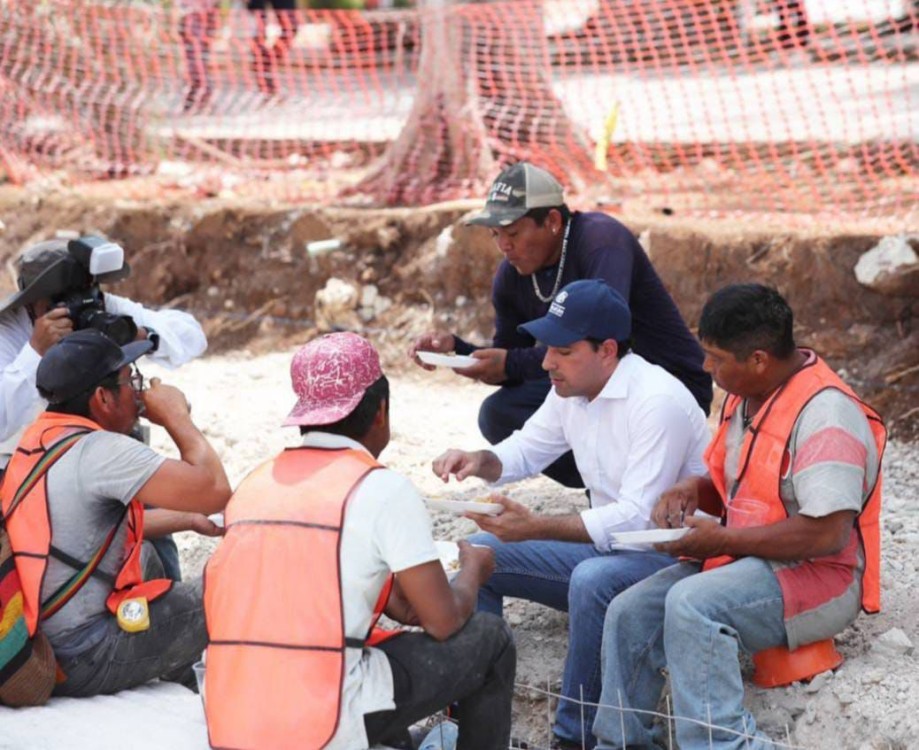 Encuentro entre Gobernador y Albañiles que Resalta la Importancia del Trabajo en Yucatán