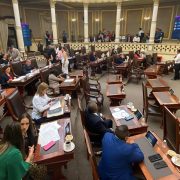 La venta de bebidas alcohólicas en los antros y bares de Puebla estará permitida hasta las dos de la mañana