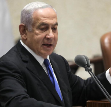Netanyahu retrasa la aprobación del alto al fuego en Palestina, generando tensión internacional y protestas internas en Israel.