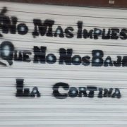 Tienditas protestan con cierre simbólico ante aumento al IEPS