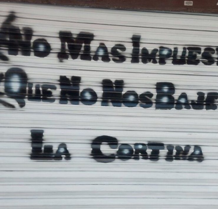 Tienditas protestan con cierre simbólico ante aumento al IEPS