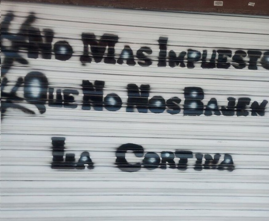 Tienditas protestan con cierre simbólico ante aumento al IEPS